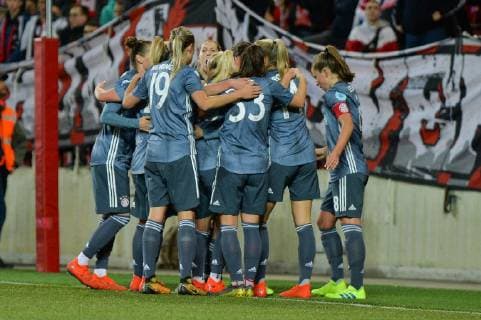 Torjubel von Mandy Islacker (FC Bayern Muenchen), Fridolina Rolfö (FC Bayern Muenchen), Lina Magull (FC Bayern Muenchen), Melanie Leupolz (FC Bayern Muenchen, Melli Leupolz), Sara Daebritz (FC Bayern Muenchen), Kristin Demann (FC Bayern Muenchen), Carina Wenninger (FC Bayern Muenchen) nach dem 1:0 für den FC Bayern München Prag, Tschechien, 20.03.2019, Fussball, Frauenfussball, Slavia Prag - FC Bayern München,