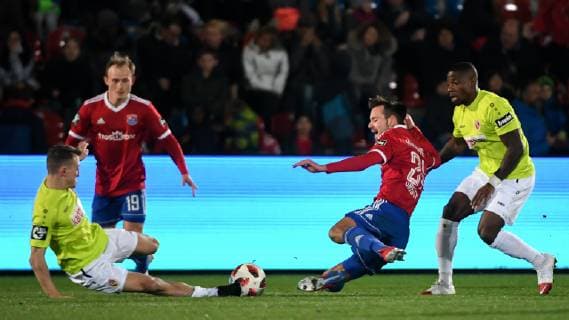 v.li.: Daniel Bohl (Energie Cottbus, 21) Orestis Kiomourtzoglou (Unterhaching, 31) im Zweikampf, Duell, duel, tackle, Dynamik, Action, Aktion, Streli Mamba (Energie Cottbus, 11), Fussball, 3. Liga, SpVgg Unterhaching - FC Energie Cottbus, DFB REGULATIONS PROHIBIT ANY USE OF PHOTOGRAPHS AS IMAGE SEQUENCES AND OR QUASI-VIDEO.