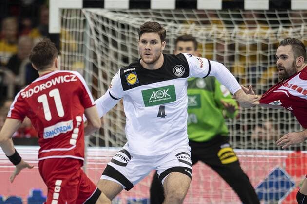 Johannes GOLLA (GER, Mi.) in Aktion, zieht Alen MILOSEVIC (SUI, r.) am Trikot, bei seinem ersten Laenderspiel, Debuet (Debüt), Debuetant (Debütant), Debut, Debutant, Spielszene; Handball Laenderspiel der Maenner, Freundschaftsspiel, Deutschland (GER) - Schweiz (SUI) 27:29, in Duesseldorf Deutschland am 09.03.2019