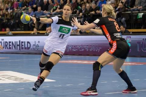 v.li.: Xenia Smits (Deutschland, 11) und Lois Abbingh (Niederlande, Nederland, 8) im Zweikampf, Duell, Spielszene, Aktion, Action, Handball, Länderspiel Frauen, Deutschland - Niederlande,