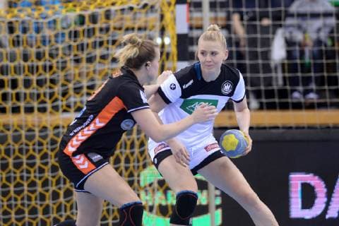 Merel Freriks (Niederlande, HSG Bensheim Auerbach) (am Ball) und Kim Naidzinavicius (Deutschland, SG BBM Bietigheim) in der Abwehr ,GER, Deutschland - Niederlande Handball, Laenderspiel Frauen, Testspiel, 23.03.2019, ,GER, Deutschland - Niederlande Handball, Laenderspiel Frauen, 23.03.2019 Oldenburg Copyright: xEIBNER Roland_Sippelx EP_RSL