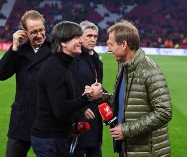 Fussball, Herren, Saison 2018 19, EM-Qualifikation, Gruppe C (2. Spieltag), Länderspiel in Amsterdam, Niederlande - Deutschland, v. l. Moderator Florian König (RTL), Bundestrainer Joachim Löw (Deutschland), TV-Experte Jürgen Klinsmann (RTL), 24.03. 2019, Copyright: xMatthiasxKochx
