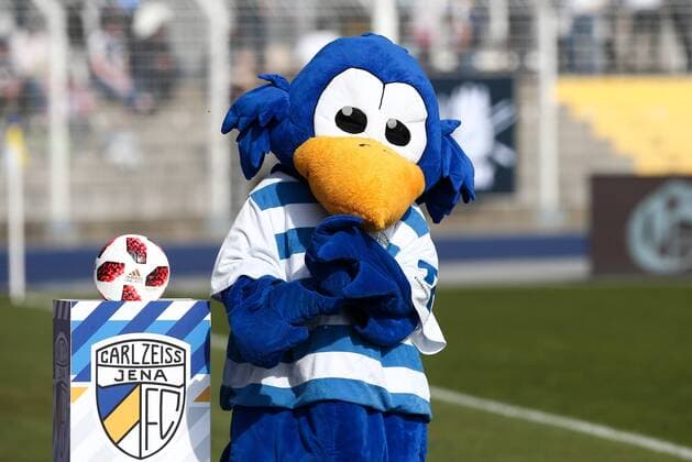 Jena - Uerdingen Fussball 3. Liga Jena, 23.03.2019, Ernst-Abbe-Sportfeld, Fußball, Herren, 3. Liga, 30. Spieltag , FC Carl Zeiss Jena - KFC Uerdingen 05 0:0 (0:0) , Im Bild: Carl Zeiss Jena Maskottchen Carl der Mini Zeissig , Gemäß den Vorgaben des DFB Deutscher Fußball Bund ist es untersagt, in dem Stadion und oder vom Spiel angefertigte Fotoaufnahmen in Form von Sequenzbildern und oder videoähnlichen Fotostrecken zu verwerten bzw. verwerten zu lassen. DFB regulations prohibit any use of photographs as image sequences and or quasi-video.