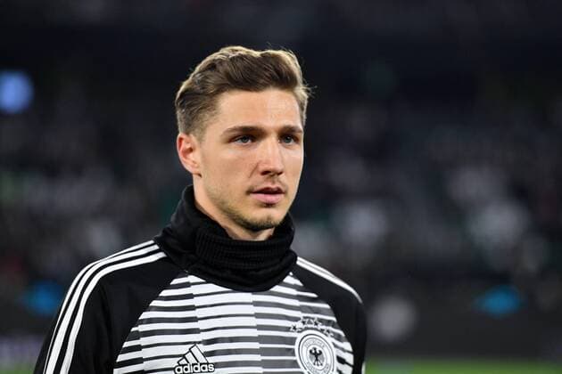 Niklas Stark (Deutschland), auf dem Weg zur Ersatzbank Deutschland - Serbien Freundschaftsspiel , Testspiel, Nationalmannschaft, DFB, 2019, Fußball, Fussball, soccer, Herren, Deutschland, Germany Wolfsburg, 20.3.2019 DFB RULES PROHIBIT USE IN MMS SERVICES VIA HANDHELD DEVICES UNTIL TWO HOURS AFTER A MATCH AND ANY USAGE ON INTERNET OR ONLINE MEDIA SIMULATING VIDEO FOOTAGE DURING THE MATCH