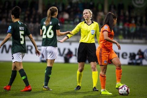 GER, UWCL, Viertelfinale, VfL Wolfsburg vs Olympique Lyon 27.03.2019, AOK Stadion, Wolfsburg, GER, UWCL, Viertelfinale, VfL Wolfsburg vs Olympique Lyon, UEFA REGULATIONS PROHIBIT ANY USE OF PHOTOGRAPHS AS IMAGE SEQUENCES AND OR QUASI-VIDEO im Bild picture shows: Schiedsrichterin Lina Lehtovaara (FIN) entscheidet auf Freistoss für Lyon,