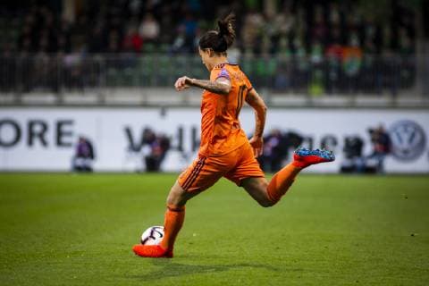 GER, UWCL, Viertelfinale, VfL Wolfsburg vs Olympique Lyon 27.03.2019, AOK Stadion, Wolfsburg, GER, UWCL, Viertelfinale, VfL Wolfsburg vs Olympique Lyon, UEFA REGULATIONS PROHIBIT ANY USE OF PHOTOGRAPHS AS IMAGE SEQUENCES AND OR QUASI-VIDEO im Bild picture shows: Freistoss durch Dzsenifer Marozsan (Lyon 10),