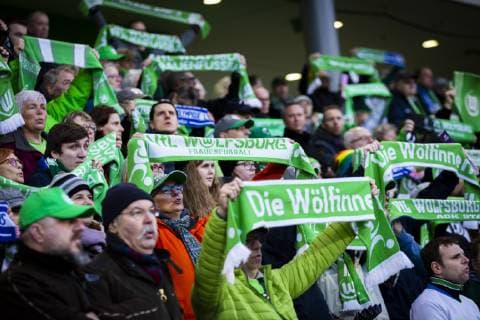 GER, UWCL, Viertelfinale, VfL Wolfsburg vs Olympique Lyon 27.03.2019, AOK Stadion, Wolfsburg, GER, UWCL, Viertelfinale, VfL Wolfsburg vs Olympique Lyon, UEFA REGULATIONS PROHIBIT ANY USE OF PHOTOGRAPHS AS IMAGE SEQUENCES AND OR QUASI-VIDEO im Bild picture shows: Fans des VfL singen die Hymne vor dem Spiel,