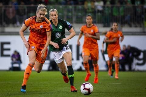 GER, UWCL, Viertelfinale, VfL Wolfsburg vs Olympique Lyon 27.03.2019, AOK Stadion, Wolfsburg, GER, UWCL, Viertelfinale, VfL Wolfsburg vs Olympique Lyon, UEFA REGULATIONS PROHIBIT ANY USE OF PHOTOGRAPHS AS IMAGE SEQUENCES AND OR QUASI-VIDEO im Bild picture shows: Ada Stolsmo Hegerberg (Lyon 14) im Duell mit Lena Goessling (VfL Wolfsburg 28),