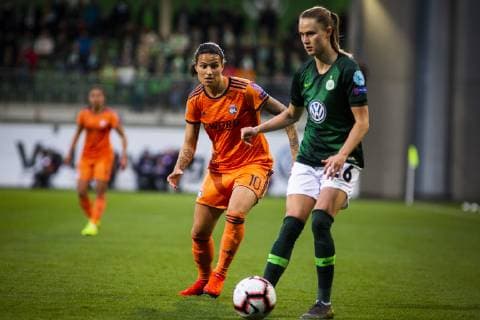 GER, UWCL, Viertelfinale, VfL Wolfsburg vs Olympique Lyon 27.03.2019, AOK Stadion, Wolfsburg, GER, UWCL, Viertelfinale, VfL Wolfsburg vs Olympique Lyon, UEFA REGULATIONS PROHIBIT ANY USE OF PHOTOGRAPHS AS IMAGE SEQUENCES AND OR QUASI-VIDEO im Bild picture shows: Dzsenifer Marozsan (Lyon 10) mit Caroline Graham Hansen (VfL Wolfsburg 26),
