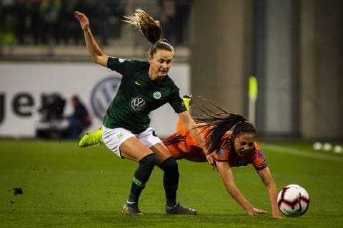 GER, UWCL, Viertelfinale, VfL Wolfsburg vs Olympique Lyon 27.03.2019, AOK Stadion, Wolfsburg, GER, UWCL, Viertelfinale, VfL Wolfsburg vs Olympique Lyon, UEFA REGULATIONS PROHIBIT ANY USE OF PHOTOGRAPHS AS IMAGE SEQUENCES AND OR QUASI-VIDEO im Bild picture shows: Caroline Graham Hansen (VfL Wolfsburg 26) foult Selma Bacha (Lyon 4),