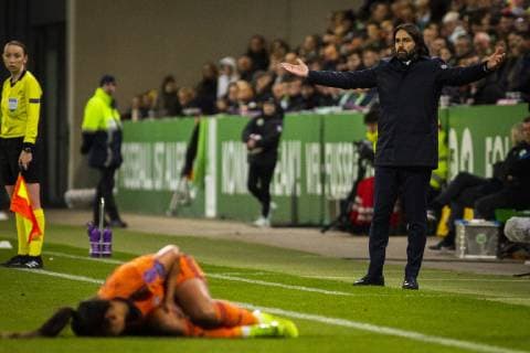 GER, UWCL, Viertelfinale, VfL Wolfsburg vs Olympique Lyon 27.03.2019, AOK Stadion, Wolfsburg, GER, UWCL, Viertelfinale, VfL Wolfsburg vs Olympique Lyon, UEFA REGULATIONS PROHIBIT ANY USE OF PHOTOGRAPHS AS IMAGE SEQUENCES AND OR QUASI-VIDEO im Bild picture shows: Reynald Pedros (Trainer Coach Lyon) beschwert sich nach dem Foul an Selma Bacha (Lyon 4),