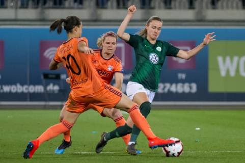 v.li.: Dzsenifer Marozsan (Olympique Lyon, Lyonnais, 10), Eugenie Le Sommer (Olympique Lyon, Lyonnais, 9) und Caroline Graham Hansen (VfL Wolfsburg, 26) im Zweikampf, Duell, Dynamik, Aktion, Action, Spielszene, Fussball, UEFA Womens Champions League, VfL Wolfsburg - Olympique Lyon,
