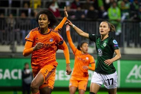 GER, UWCL, Viertelfinale, VfL Wolfsburg vs Olympique Lyon 27.03.2019, AOK Stadion, Wolfsburg, GER, UWCL, Viertelfinale, VfL Wolfsburg vs Olympique Lyon, UEFA REGULATIONS PROHIBIT ANY USE OF PHOTOGRAPHS AS IMAGE SEQUENCES AND OR QUASI-VIDEO im Bild picture shows: Wendie Renard (Lyon 3) mit Ewa Pajor (VfL Wolfsburg 17),