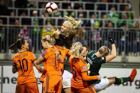 GER, UWCL, Viertelfinale, VfL Wolfsburg vs Olympique Lyon 27.03.2019, AOK Stadion, Wolfsburg, GER, UWCL, Viertelfinale, VfL Wolfsburg vs Olympique Lyon, UEFA REGULATIONS PROHIBIT ANY USE OF PHOTOGRAPHS AS IMAGE SEQUENCES AND OR QUASI-VIDEO im Bild picture shows: Kopfballduell mit Pernille Harder (VfL Wolfsburg 22), Ada Stolsmo Hegerberg (Lyon 14) und Griedge Mbock Bathy (Lyon 29),