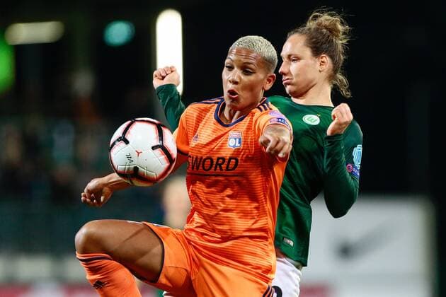 27.03.2019, xtgx, Fussball UEFA Women s Champions League, VfL Wolfsburg - Olympique Lyon emspor, v.l. Shanice van de Sanden (Olympique Lyon, 11), Babett Peter (VfL Wolfsburg, 8) Zweikampf, Duell, Kampf, tackle (DFL DFB REGULATIONS PROHIBIT ANY USE OF PHOTOGRAPHS as IMAGE SEQUENCES and or QUASI-VIDEO) AOK Stadion