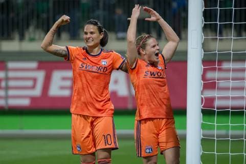 v.li.: Dzsenifer Marozsan (Olympique Lyon, Lyonnais, 10) und Torschützin Eugenie Le Sommer (Olympique Lyon, Lyonnais, 9) mit Torjubel, Jubel, Freude über das Tor zum 2:4, Fussball, UEFA Womens Champions League, VfL Wolfsburg - Olympique Lyon,