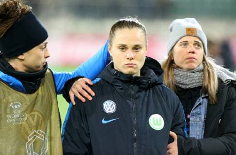 VfL vs Olympique Lyon, CL Frauen Wolfsburg, Deutschland. 27.03.2019, FUßBALL - VfL Wolfsburg vs Olympique Lyon, Champions League Frauen, Viertelfinale, Saison 2018 19. Ella Masar (VfL Wolfsburg), Ewa Pajor (VfL Wolfsburg), Katharina Baunach (VfL Wolfsburg) enttäuscht, traurig, niedergeschlagen, verzweifelt, down, frust, frustriert, enttäuschung Wolfsburg