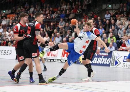 Dino Corak (TV Grosswallstadt 24) vorbei an v.l. Moritz Schade (TuS N-Luebbecke 25), Lukasz Gierak (TuS N-Luebbecke 10), Jo Gerrit Genz (TuS N-Luebbecke 5), TuS N-Luebbecke vs TV Grosswallstadt, Handball, 2. Bundesliga, 29.03.2019, TuS N-Luebbecke vs TV Grosswallstadt, Handball, 2. Bundesliga, 29.03.2019 Luebbecke