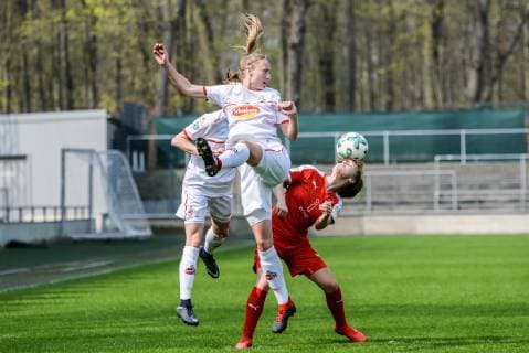 v. li.: Meike Meßmer (FC Köln, 20), Anna Moczarski (SGS Essen II, 19), Kopfball, header, Aktion, Action, Fussball, 2. Frauen-Bundesliga, 1. FC Köln - SGS Essen II, DFB REGULATIONS PROHIBIT ANY USE OF PHOTOGRAPHS AS IMAGE SEQUENCES AND OR QUASI-VIDEO.