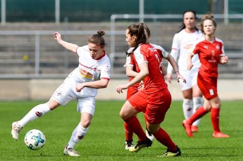 v. li.: Sonja Giraud (FC Köln, 25), V. Kniszewski (SGS Essen II, 2), Zweikampf, Duell, duel, tackle, tackling, Dynamik, Action, Aktion, Fussball, 2. Frauen-Bundesliga, 1. FC Köln - SGS Essen II, DFB REGULATIONS PROHIBIT ANY USE OF PHOTOGRAPHS AS IMAGE SEQUENCES AND OR QUASI-VIDEO.