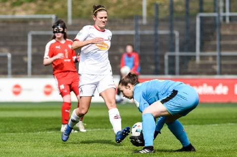 v. li.: Carolin Schraa (FC Köln, 7), Joana Gutke (Torwart SGS Essen II, 30), Zweikampf, Duell, duel, tackle, tackling, Dynamik, Action, Aktion, Fussball, 2. Frauen-Bundesliga, 1. FC Köln - SGS Essen II, DFB REGULATIONS PROHIBIT ANY USE OF PHOTOGRAPHS AS IMAGE SEQUENCES AND OR QUASI-VIDEO.