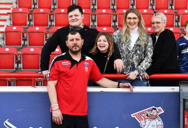 Fussball, Herren, Saison 2018 2019, 2. Bundesliga (27. Spieltag), 1. FC Union Berlin - SC Paderborn, Trainer Steffen Baumgart (SC Paderborn 07) mit v. l. Sohn Nick, Tochter Fiona, Tochter Emilia und Ehefrau Katja, Jubel nach dem Abpfiff, 30.03. 2019, Copyright: xMatthiasxKochx