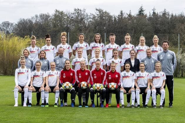 Fußball: DFB, Frauenfußball-Nationalmannschaft, Mannschafts- und Porträtfotos am 03.04.2019 in Marienfeld (Nordrhein-Westfalen). vordere Reihe (v.l.) Johanna Elsig, Kathrin Hendrich, Pauline Bremer, Laura Benkarth, Merle Frohms, Almuth Schult, Carina Schlüter, Sara Doorsoun, Lena Goeßling, Verena Schweers. mittlere Reihe (v.l.): Bundestrainerin Martina Voss Tecklenburg, Britta Carlson, Patrick Grolimund, Alexandra Popp, Carolin Simon, Melanie Leupolz, Teammanagerin Maike Seuren, Thomas ... Nörenberg, Michael Fuchs. hintere Reihe (v.l.): Linda Dallmann, Lina Magull, Felicitas Rauch, Dzsenifer Marozsan, Lena Oberdorf, Marina Hegering, Giulia Gwinn, Turid Knaak, Svenja Huth. Copyright: xKirchner DavidxInderliedx