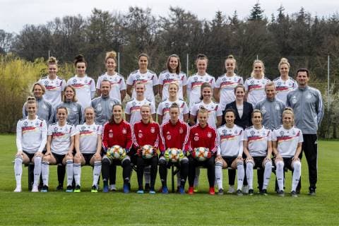 Fußball: DFB, Frauenfußball-Nationalmannschaft, Mannschafts- und Porträtfotos am 03.04.2019 in Marienfeld (Nordrhein-Westfalen). vordere Reihe (v.l.) Johanna Elsig, Kathrin Hendrich, Pauline Bremer, Laura Benkarth, Merle Frohms, Almuth Schult, Carina Schlüter, Sara Doorsoun, Lena Goeßling, Verena Schweers. mittlere Reihe (v.l.): Bundestrainerin Martina Voss Tecklenburg, Britta Carlson, Patrick Grolimund, Alexandra Popp, Carolin Simon, Melanie Leupolz, Teammanagerin Maike Seuren, Thomas ... Nörenberg, Michael Fuchs. hintere Reihe (v.l.): Linda Dallmann, Lina Magull, Felicitas Rauch, Dzsenifer Marozsan, Lena Oberdorf, Marina Hegering, Giulia Gwinn, Turid Knaak, Svenja Huth. Copyright: xKirchner DavidxInderliedx