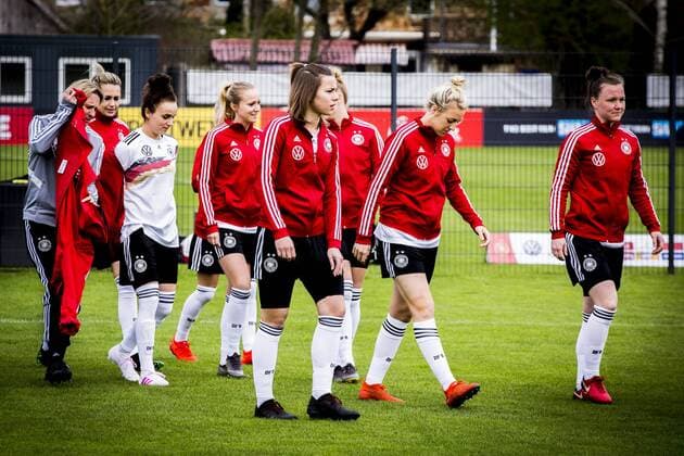 GER, Hotel Residence Klosterpforte, Trainingseinheit DFB Frauennationalmannschaft 03.04.2019, Hotel Residence Klosterpforte, Harsewinkel, GER, Hotel Residence Klosterpforte, Trainingseinheit DFB Frauennationalmannschaft , DFB REGULATIONS PROHIBIT ANY USE OF PHOTOGRAPHS AS IMAGE SEQUENCES AND OR QUASI-VIDEO im Bild picture shows: auf dem Weg zum Fotoshooting (vl) Lina Magull (DFB Frauen 20), Turid Knaak (DFB Frauen 22), Lena Oberdorf (DFB Frauen 33), Carolin Simon (DFB Frauen 2) und Marina Hegering (DFB Frauen 28),