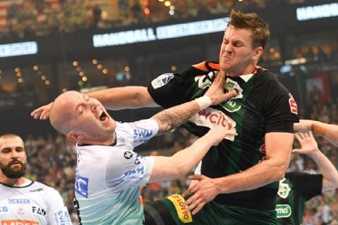 HBL, DHB-Pokal, Halbfinale, TSV Hannover Burgdorf vs SC Magdeburg 06.04.19, Hamburg, HBL, DHB-Pokal, Final Four 2019, Halbfinale, TSV Hannover Burgdorf vs SC Magdeburg, im Bild Fabian Boehm (Böhm Hannover 20) versucht sich gegen Robert Weber (Magdeburg 28) durchzusetzen