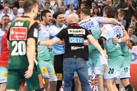 HBL, DHB-Pokal, Halbfinale, TSV Hannover Burgdorf vs SC Magdeburg 06.04.19, Hamburg, HBL, DHB-Pokal, Final Four 2019, Halbfinale, TSV Hannover Burgdorf vs SC Magdeburg, im Bild die Magdeburger Mannschaft jubelt ueber den Einzug in das Finale