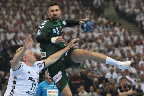 HBL, DHB-Pokal, Halbfinale,THW Kiel vs Fuechse Berlin 06.04.19, Hamburg, HBL, DHB-Pokal, Final Four 2019, Halbfinale, THW Kiel vs Fuechse Berlin, im Bild Fabian Wiede (Berlin 03) versucht sich gegen Patrick Wiencek (Kiel 17) durchzusetzen