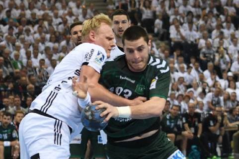 HBL, DHB-Pokal, Halbfinale,THW Kiel vs Fuechse Berlin 06.04.19, Hamburg, HBL, DHB-Pokal, Final Four 2019, Halbfinale, THW Kiel vs Fuechse Berlin, im Bild Mijajio Marsenic (Berlin 93) versucht sich gegen Patrick Wiencek (Kiel 17) durchzusetzen