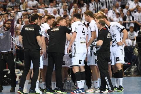 HBL, DHB-Pokal, Halbfinale,THW Kiel vs Fuechse Berlin 06.04.19, Hamburg, HBL, DHB-Pokal, Final Four 2019, Halbfinale, THW Kiel vs Fuechse Berlin, im Bild Trainer Alfred Gislason (Kiel) redet mit seiner Mannschaft