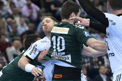 HBL, DHB-Pokal, Halbfinale,THW Kiel vs Fuechse Berlin 06.04.19, Hamburg, HBL, DHB-Pokal, Final Four 2019, Halbfinale, THW Kiel vs Fuechse Berlin, im Bild Jakov Gojun (Berlin 10) versucht sich gegen Steffen Weinhold (Kiel 13) durchzusetzen
