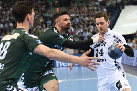 HBL, DHB-Pokal, Halbfinale,THW Kiel vs Fuechse Berlin 06.04.19, Hamburg, HBL, DHB-Pokal, Final Four 2019, Halbfinale, THW Kiel vs Fuechse Berlin, im Bild Fabian Wiede (Berlin 03) versucht sich gegen Miha Zarabec (Kiel 24) durchzusetzen
