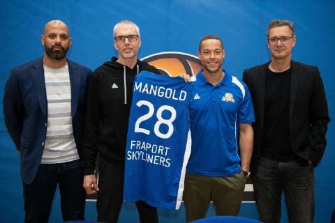 Sport Bilder des Tages 09.04.2019, xfux, Basketball BBL, Frankfurt Skyliners Training und Pressekonferenz Bachelor Andrej Mangold, azspor, wispor, emspor, emonline, v.l. Robert Cardenas Ruda (Spielerberater), Trainer Gordon Herbert (Head Coach, Fraport Skyliners Frankfurt), Andrej Mangold (Fraport Skyliners Frankfurt), Dr. Gunnar Woebke (Geschaeftsfuehrer Geschaeftsfuehrender Gesellschafter Sportdirektor Fraport Skyliners Frankfurt) Frankfurt