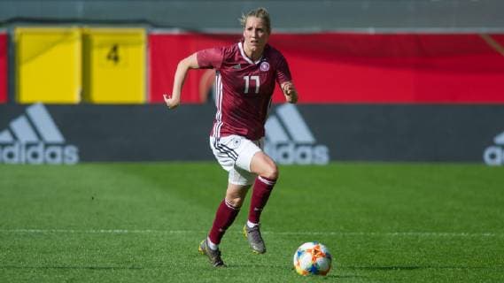v.li.: Verena Schweers (Faißt, Deutschland, 17) am Ball, Freisteller, Einzelbild, Aktion, Action, Spielszene, DIE DFB-RICHTLINIEN UNTERSAGEN JEGLICHE NUTZUNG VON FOTOS ALS SEQUENZBILDER UND ODER VIDEOA?HNLICHE FOTOSTRECKEN. DFB REGULATIONS PROHIBIT ANY USE OF PHOTOGRAPHS AS IMAGE SEQUENCES AND OR QUASI-VIDEO., Fussball, Frauen Länderspiel, Deutschland - Japan,