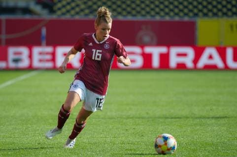 v.li.: Linda Dallmann (Deutschland, 16) am Ball, Freisteller, Einzelbild, Aktion, Action, Spielszene, DIE DFB-RICHTLINIEN UNTERSAGEN JEGLICHE NUTZUNG VON FOTOS ALS SEQUENZBILDER UND ODER VIDEOA?HNLICHE FOTOSTRECKEN. DFB REGULATIONS PROHIBIT ANY USE OF PHOTOGRAPHS AS IMAGE SEQUENCES AND OR QUASI-VIDEO., Fussball, Frauen Länderspiel, Deutschland - Japan,