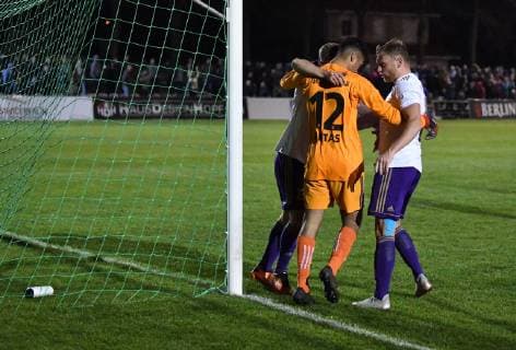 Fussball, Herren, Saison 2018 2019, Halbfinale im Berliner AOK-Landespokal, VSG Altglenicke - Tennis Borussia (4:5 im Elfmeterschießen, 2:2, 2:2, 2:2), v. l. Nico Matt (TeBe, Tennis Borussia), Torwart Ertugrul Aktas (TeBe, Tennis Borussia), Nils Göwecke (TeBe, Tennis Borussia) feiern Torwart Ertugrul Aktas (TeBe, Tennis Borussia), der in der Verlängerung einen Elfmeter von Benjamin Förster (nicht im Bild, VSG Altglienicke) hielt, 09.04. 2019, Copyright: xMatthiasxKochx