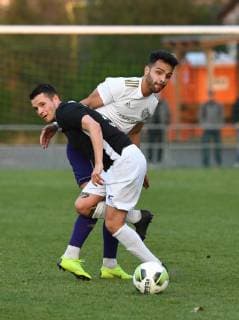 Fussball, Herren, Saison 2018 2019, Halbfinale im Berliner AOK-Landespokal, VSG Altglenicke - Tennis Borussia (4:5 im Elfmeterschießen, 2:2, 2:2, 2:2), v. l. Christopher Quiring (VSG Altglienicke), Rifat Gelici (TeBe, Tennis Borussia), 09.04. 2019, Copyright: xMatthiasxKochx