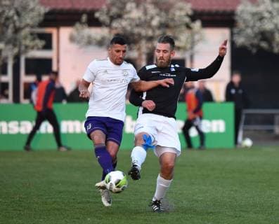 Fussball, Herren, Saison 2018 2019, Halbfinale im Berliner AOK-Landespokal, VSG Altglenicke - Tennis Borussia (4:5 im Elfmeterschießen, 2:2, 2:2, 2:2), v. l. Karim Benyamina (TeBe, Tennis Borussia), Kevin Kahlert (VSG Altglienicke), 09.04. 2019, Copyright: xMatthiasxKochx