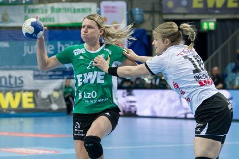v.li.: Myrthe Schoenaker (VfL Oldenburg, 28) und Seline Ineichen (Neckarsulmer SU, NSU, 18) im Zweikampf, Duell, Spielszene, Aktion, Action, Handball, Bundesliga Frauen, VfL Oldenburg - Neckarsulmer SU,
