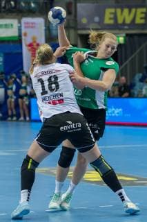 v.li.: Seline Ineichen (Neckarsulmer SU, NSU, 18) und Kim Birke (VfL Oldenburg, 5) im Zweikampf, Duell, Spielszene, Aktion, Action, Handball, Bundesliga Frauen, VfL Oldenburg - Neckarsulmer SU,