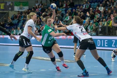 v.li.: Seline Ineichen (Neckarsulmer SU, NSU, 18), Isabelle Jongenelen (VfL Oldenburg, 7) und Irene Espinola Perez (Neckarsulmer SU, NSU, 21) im Zweikampf, Duell, Spielszene, Aktion, Action, Handball, Bundesliga Frauen, VfL Oldenburg - Neckarsulmer SU,