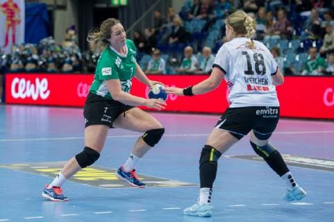 v.li.: Isabelle Jongenelen (VfL Oldenburg, 7) und Seline Ineichen (Neckarsulmer SU, NSU, 18) im Zweikampf, Duell, Spielszene, Aktion, Action, Handball, Bundesliga Frauen, VfL Oldenburg - Neckarsulmer SU,