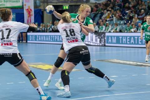 v.li.: Seline Ineichen (Neckarsulmer SU, NSU, 18) und Kim Birke (VfL Oldenburg, 5) im Zweikampf, Duell, Spielszene, Aktion, Action, Handball, Bundesliga Frauen, VfL Oldenburg - Neckarsulmer SU,
