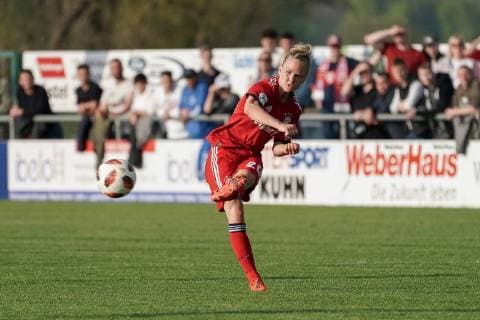 Leonie Maier (FCB, 20), am Ball, Freisteller, Ganzkörper, Einzelbild, Aktion, Action, Fussball, Allianz Frauen-Bundesliga, SC Sand - FC Bayern München, DFB REGULATIONS PROHIBIT ANY USE OF PHOTOGRAPHS AS IMAGE SEQUENCES AND OR QUASI-VIDEO.