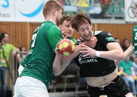 Deutschland, Würzburg, s.Oliver Arena, 20.04.2019, Handball, 2. Bundesliga, DJK Rimpar Wölfe - HC Elbflorenz Dresden Bild: v. l. Michael Schulz (DJK Rimpar Wölfe, 33), Patrick Schmidt (DJK Rimpar Wölfe, 17) und Norman Flödl (HC Elbflorenz Dresden, 17) Copyright: HMBxMedia xHeikoxBecker