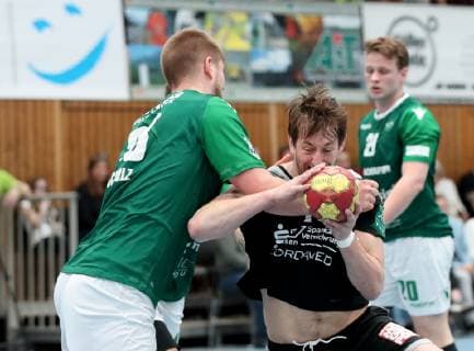 Deutschland, Würzburg, s.Oliver Arena, 20.04.2019, Handball, 2. Bundesliga, DJK Rimpar Wölfe - HC Elbflorenz Dresden Bild: v. l. Michael Schulz (DJK Rimpar Wölfe, 33), Patrick Schmidt (DJK Rimpar Wölfe, 17) und Norman Flödl (HC Elbflorenz Dresden, 17) Copyright: HMBxMedia xHeikoxBecker